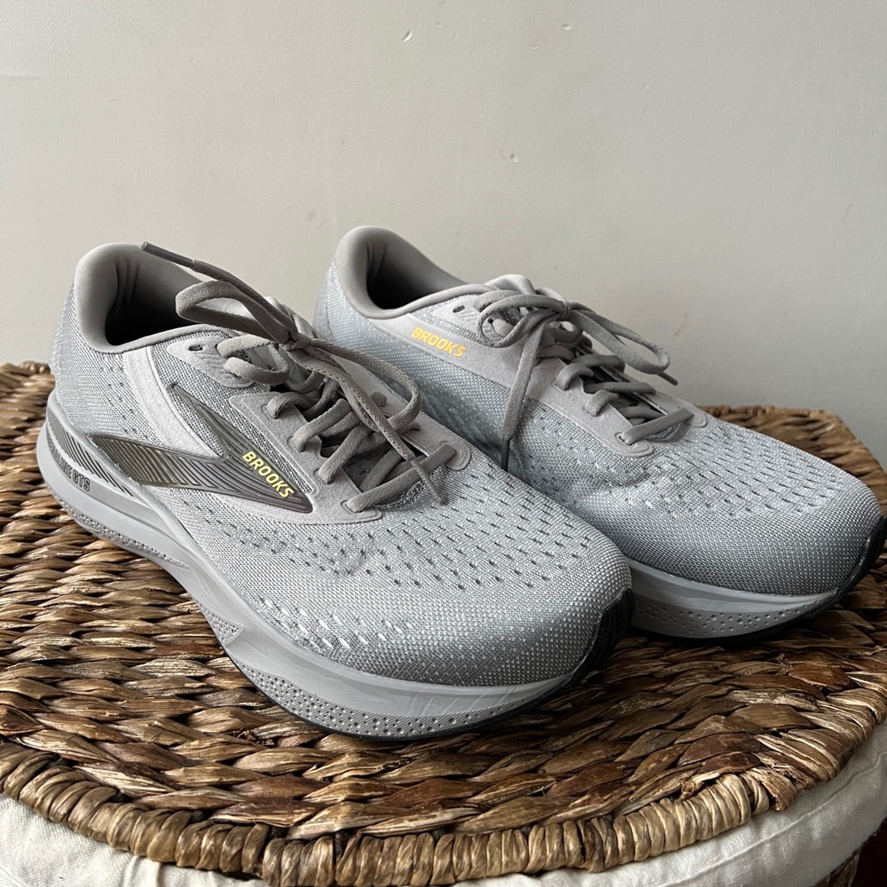 Brooks men’s extra wide 9.5 Adrenaline 24 GTS worn once EUC